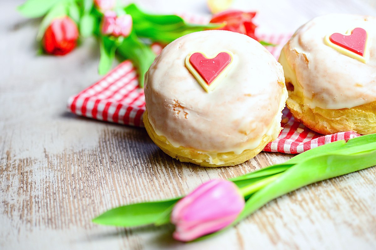 Krapfen für den Valentinstag verzieren