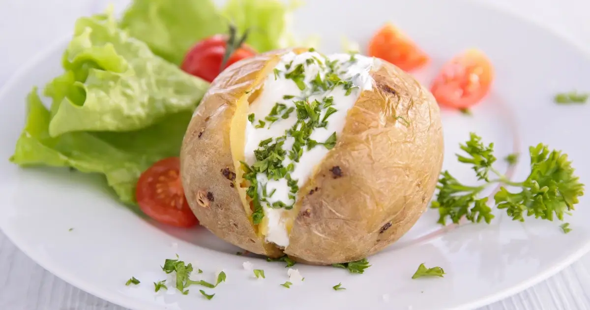 Sour Cream Dip auf einer heißen Ofenkartoffel – schnell und einfach zubereitet.