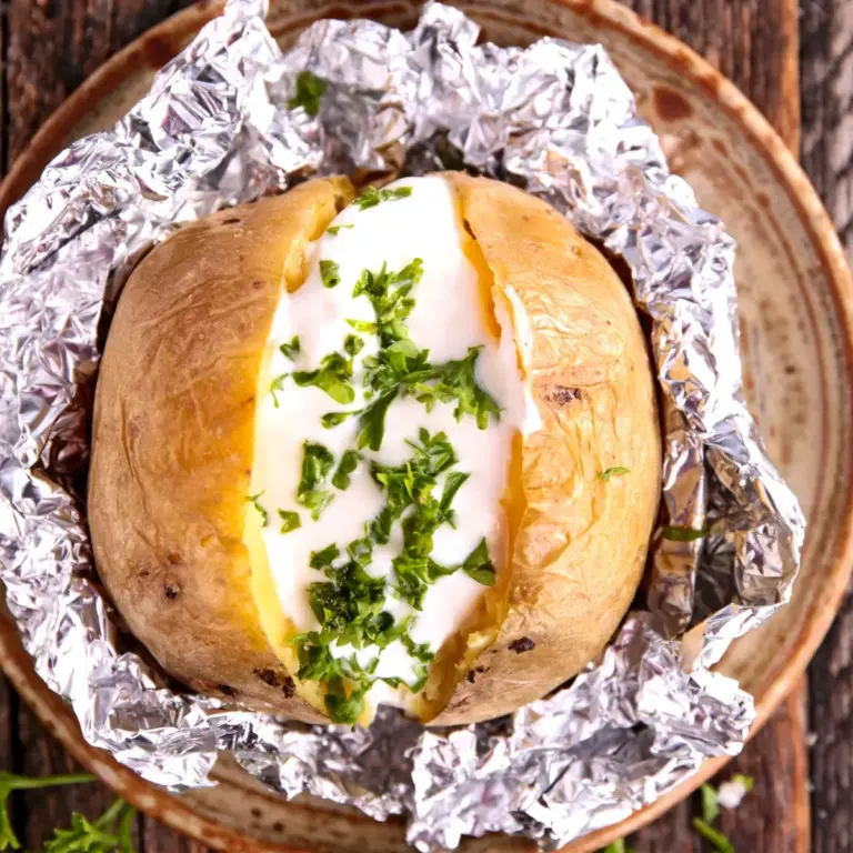 Ofenkartoffel mit cremiger Sour Cream und frischen Kräutern – einfaches Rezept zum Selbermachen.
