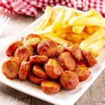So schmeckt echte Currywurst: Rezept für Currywurstsauce wie vom Lieblingsimbiss