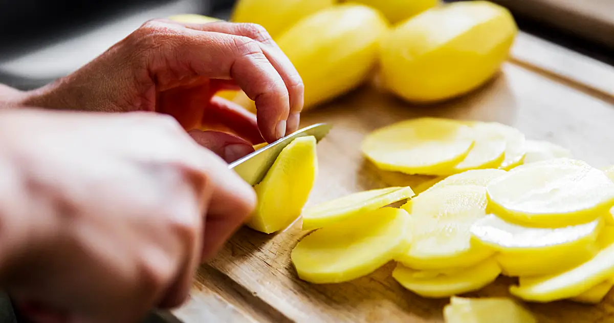 Für das Kartoffelgratin werden die Kartoffeln in feine Scheiben geschnitten