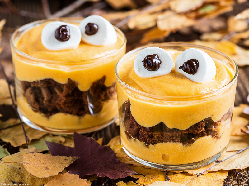 Halloween Dessert im Glas: ganz einfache Mangocreme mit Browniebruch.