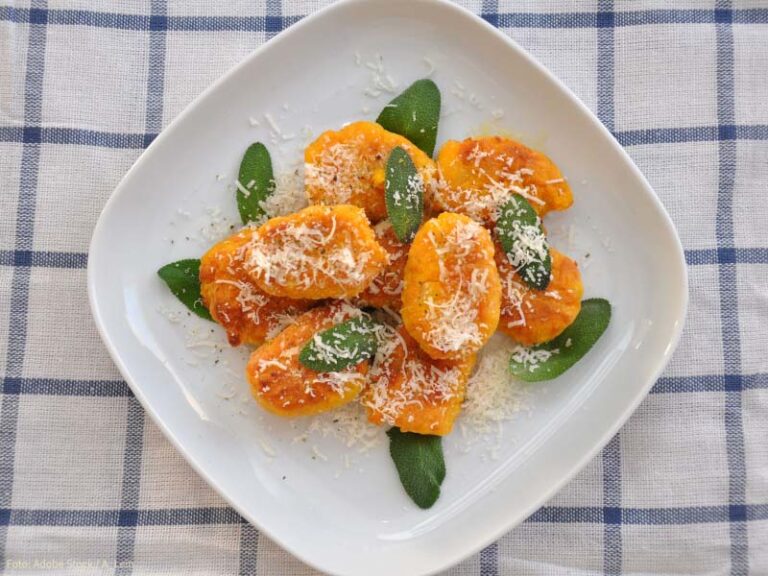 Kürbis Gnocchi Rezept | Kartoffelklößchen mit Hokkaido - Wunderbar!