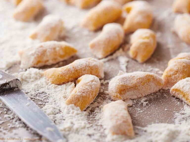 Kürbis Gnocchi Rezept | Kartoffelklößchen mit Hokkaido - Wunderbar!