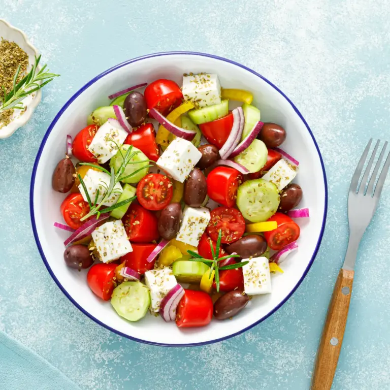 Griechischer Bauernsalat wird schnell und einfach mit wenigen Zutaten zubereitet