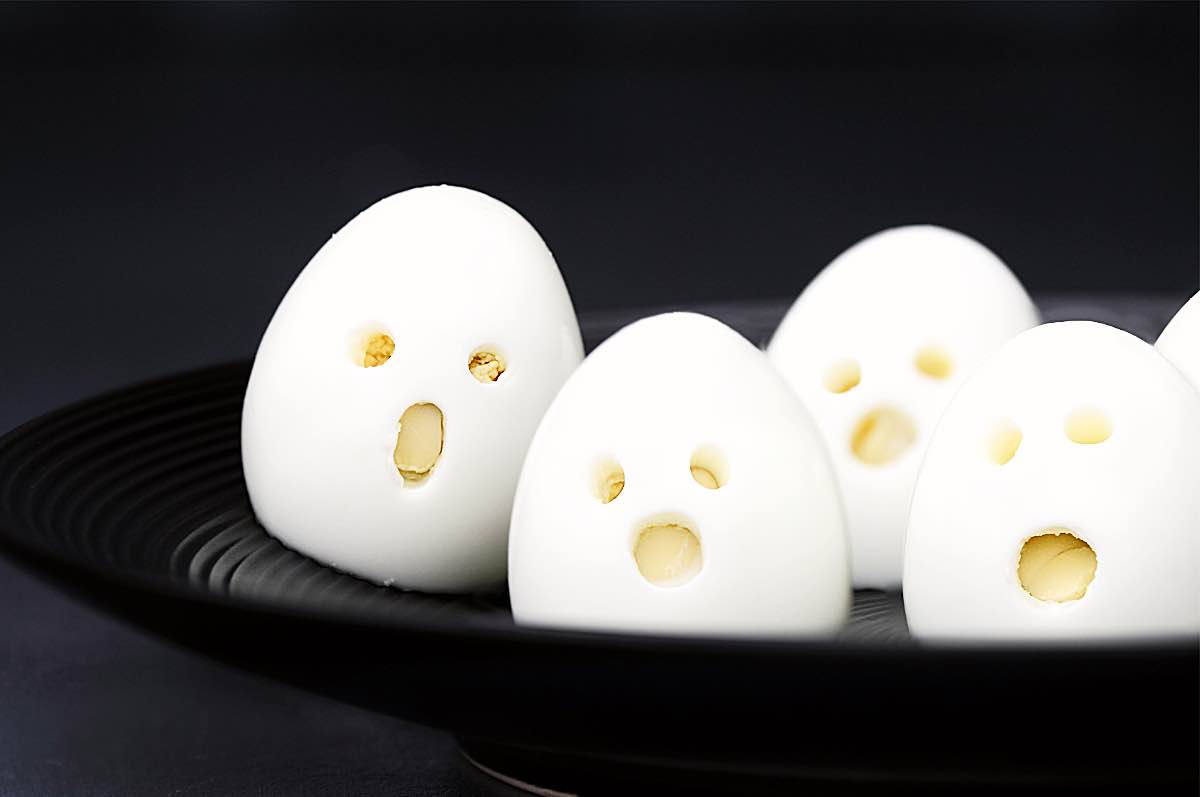 Gruselige Eier als Snack zu Halloween