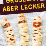 Würstchen im Schlafrock zu Halloween als gruselige Mumien aus Blätterteig. Ein einfaches Rezept für herzhaftes Halloween Fingerfood mit Würstchen, knusprigem Blätterteig und essbaren Augen. Die Würstchen Mumien lassen sich gut vorbereiten, schmecken warm und kalt und eignen sich für Halloween Buffets, Kindergeburtstage, Kindergartenpartys und gruselige Filmabende. Eine schnelle Idee für Halloween Snacks und Party Fingerfood.