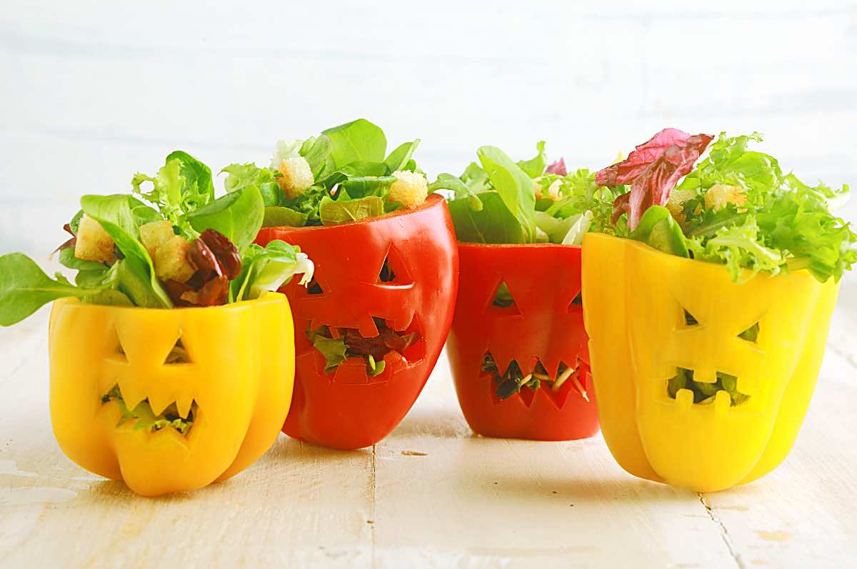 Salat in essbarer gruseliger Salatschüssel aus Paprike