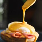 Dieses edle Frühstücksrezept aus pochierten Eiern auf Schinken-Toast mit Sauce Hollandaise ist verblüffend einfach zu machen. Probier es unbedingt aus!