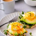 Dieses leckere Frühstücksrezept aus pochierten Eiern auf Schinken-Toast mit Sauce Hollandaise ist verblüffend einfach zu machen. Probier es unbedingt aus!