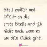 „Stell endlich mal DICH an die erste Stelle – und gib nicht nach, wenn es um dein Glück geht.“ Handgeschriebene Optik auf hellem Hintergrund, ideal als Reminder für Selbstliebe, Achtsamkeit und mentale Gesundheit.
