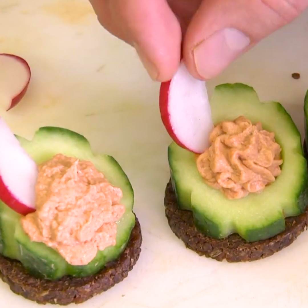 Gurken-Häppchen mit Frischkäse, Radieschen und Pumpernickel
