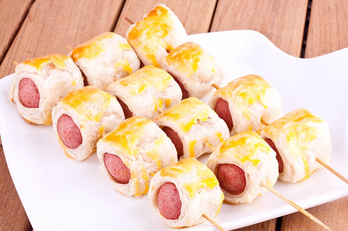 Würstchen im Schlafrock am Spieß. Handliches Fingerfood.