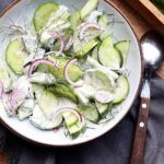 Gurkensalat wie früher, sanft und cremig, erzählt von Omas Küche. Einfacher Gurkensalat mit Dill, wahlweise als Gurkensalat Rezept Joghurt, Gurkensalat saure Sahne oder Gurkensalat mit Schmand.