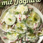 Gurkensalat wie früher – mild, cremig und herrlich unkompliziert. Dieser traditionelle Gurkensalat überzeugt mit Joghurt, saurer Sahne oder Schmand und feinem Dill.