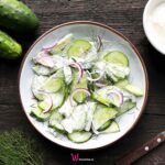 Manchmal braucht es nicht viel: Gurkensalat wie früher, mild und vertraut. Dieses klassische Gurkensalat Rezept kommt ohne Essig aus und erinnert an Omas Gurkensalat.