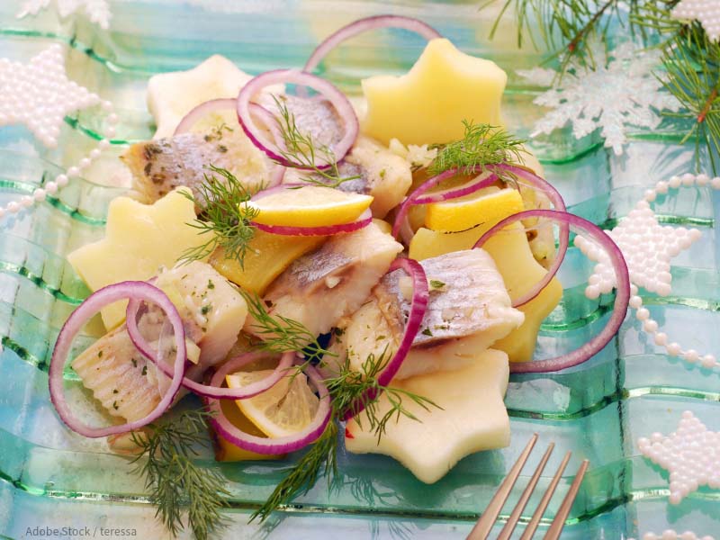 Festlicher Silvester Salat mit Matjes und Kartoffel-Sternen