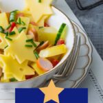 Appetitliche und festliche Salate, die das Highlight auf dem Weihnachtsbuffet sind! Garniere deine gemischen Salate und den Kartoffelsalat mit Sternen!