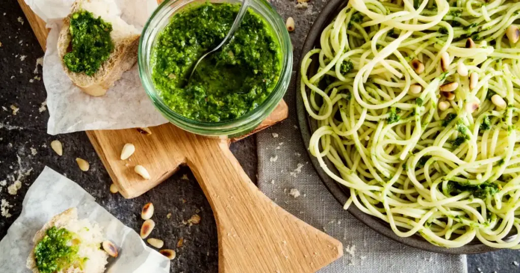 Spaghetti mit selbstgemachtem Bärlauchpesto und geröstetem Brot – frühlingshaftes Pasta-Gericht mit frischem Bärlauch