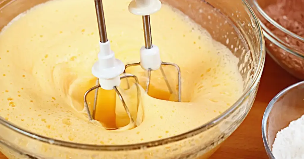 Damit das Biskuit Rezept gelingt, muss viel Luft in den Teig. Er wird lange gerührt.