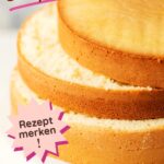 Nahaufnahme von einem perfekt gebackenen, goldgelben Biskuitboden, der in mehrere Schichten geschnitten ist. Im Hintergrund leicht unscharf: Backzutaten wie Mehl, Zucker und Eier. Der Biskuit sieht locker, saftig und gleichmäßig gebacken aus – ideal für Torten oder Obstkuchen. Dieser Pin verweist auf ein Biskuit Rezept inklusive Anleitung und Tipps für gelingsichere Ergebnisse.