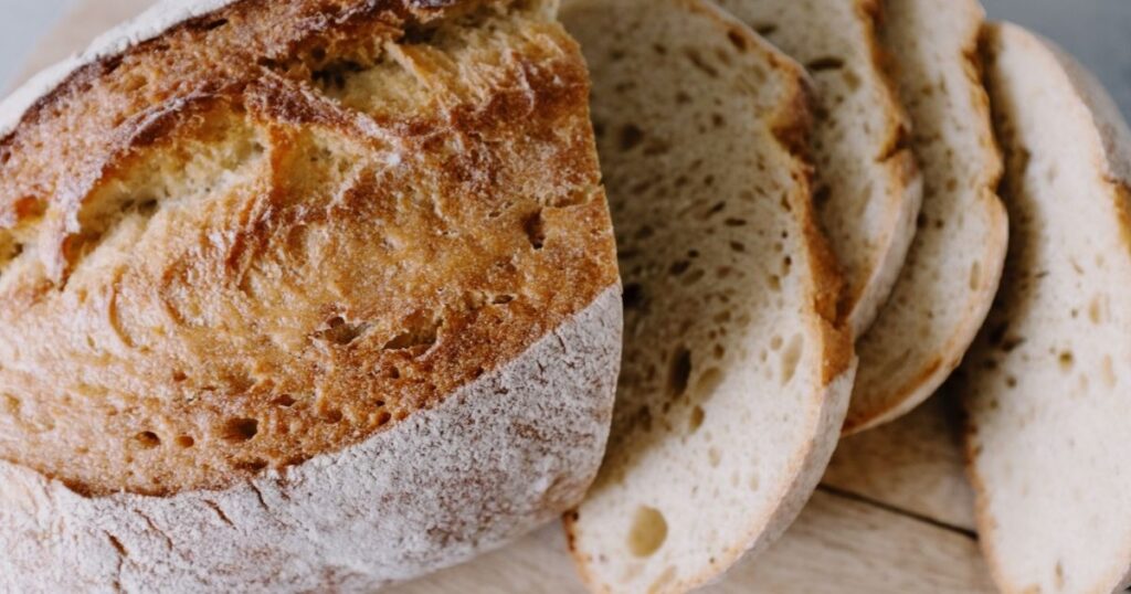 Frisches knuspriges Brot wird im Kühlschrank hart und pappig.