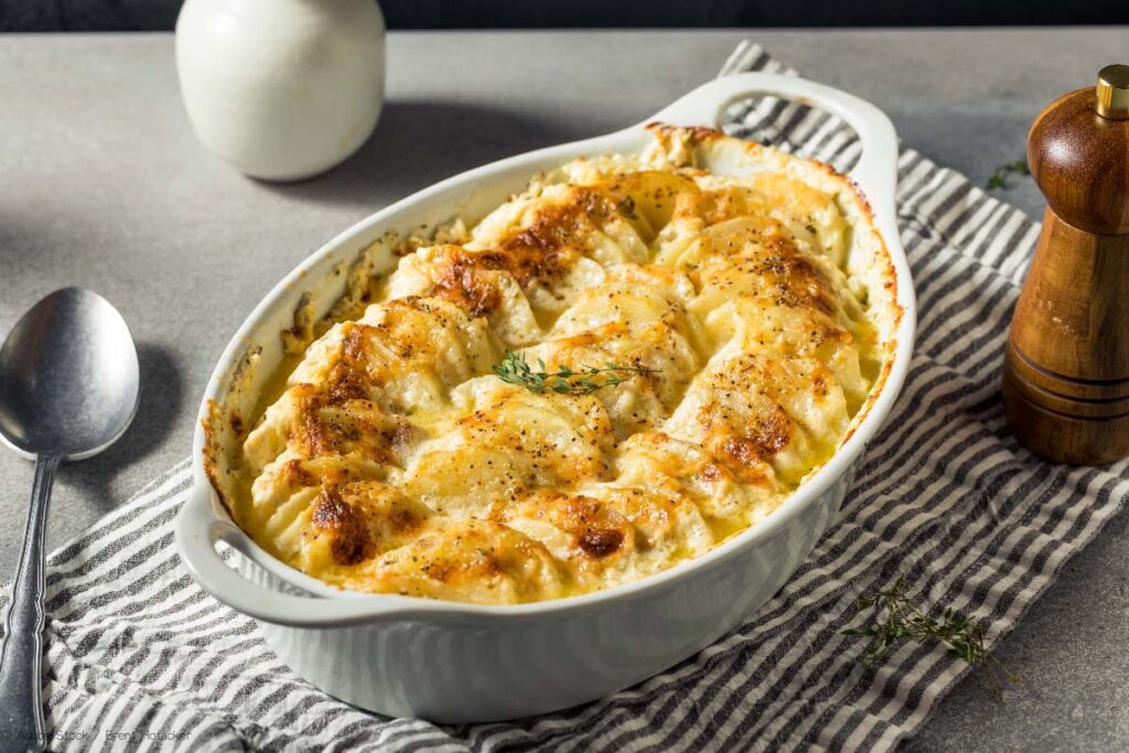 Einfaches Rezept für cremiges Kartoffelgratin mit Sahne und Käse