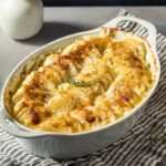 Einfaches Rezept für cremiges Kartoffelgratin mit Sahne und Käse