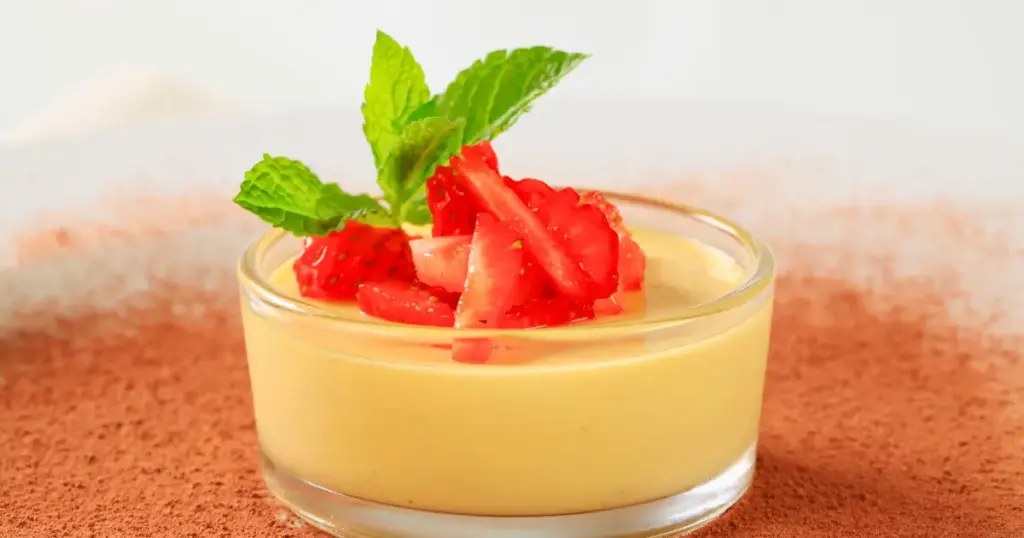 Eierlikör-Pudding ist ein schneller Nachtisch, der sich vielseitig verfeinern lässt.
