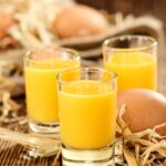 Selbstgemachter Eierlikör schmeckt tausendmal besser als gekaufter – cremig, vollmundig und mit echter Vanille! 🤩💛 Einfache Zutaten, himmlischer Geschmack und perfekt für Ostern oder als Geschenk. 🔹 In nur wenigen Minuten gemacht 🔹 Ohne künstliche Zusatzstoffe 🔹 Geheimtipp für die perfekte Konsistenz Lass dir dieses Rezept nicht entgehen – jetzt ausprobieren & genießen!