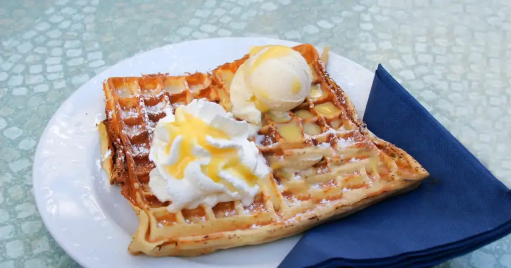 Frisch gebackene Waffel mit Vanilleeis, Sahne und Eierlikör – ein schnelles und köstliches Dessert für Frühling, Ostern oder jeden Tag.