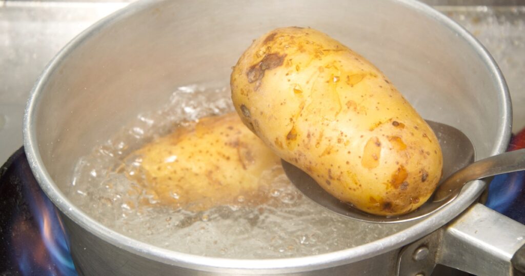 Mit dem Eiswasser-Trick zum Kartoffeln schälen geht das Pellen in Sekunden!