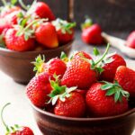 Erdbeeren in einer Holzschale, frisch geerntet – ideal für Infos zur Lagerung und Frischebewahrung im Sommer.