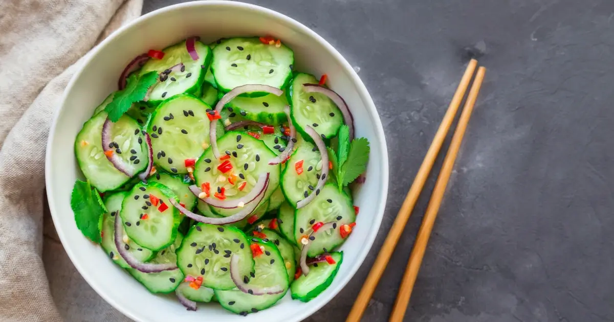 Asiatischer Gurkensalat | Schneller, scharfer Salat mit Gurken