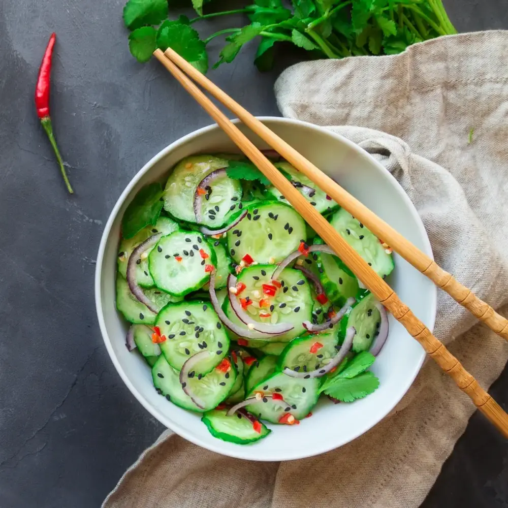 Schneller asiatischer Gurkensalat mit Chili und Sesam