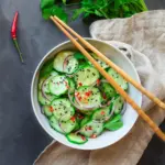 Schneller asiatischer Gurkensalat mit Chili und Sesam