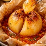 Die Tiktok Zwiebel wird im würzigen Sud gegart und Schicht für Schicht gegessen. Ob als Snack oder Beilage – dieses Rezept zeigt, wie überraschend lecker eine Zwiebel sein kann und warum alle darüber sprechen.