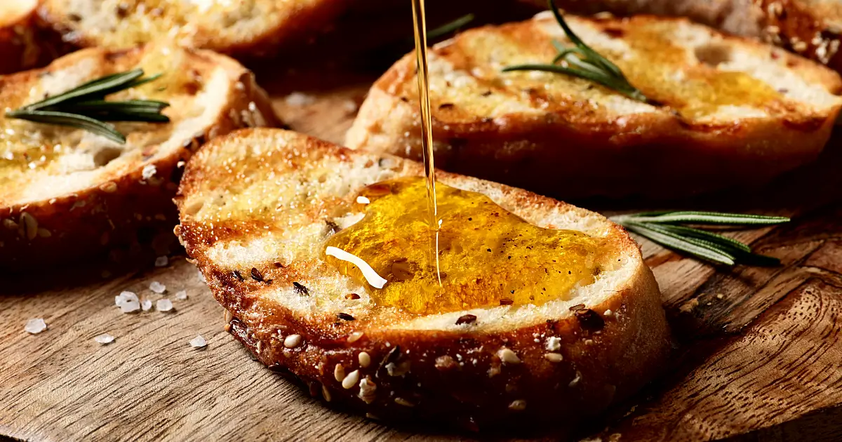 Köstliches mildes Olivenöl auf knusprig geröstetem Brot