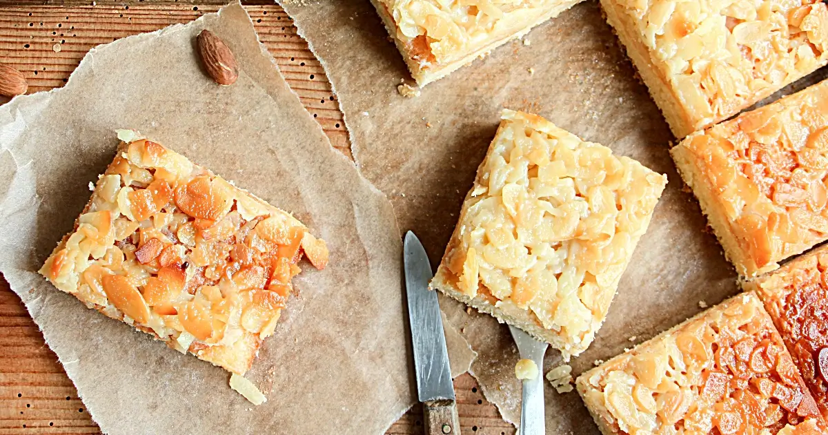 Hausgemachter Zuckerkuchen vom Blech aus Hefeteig