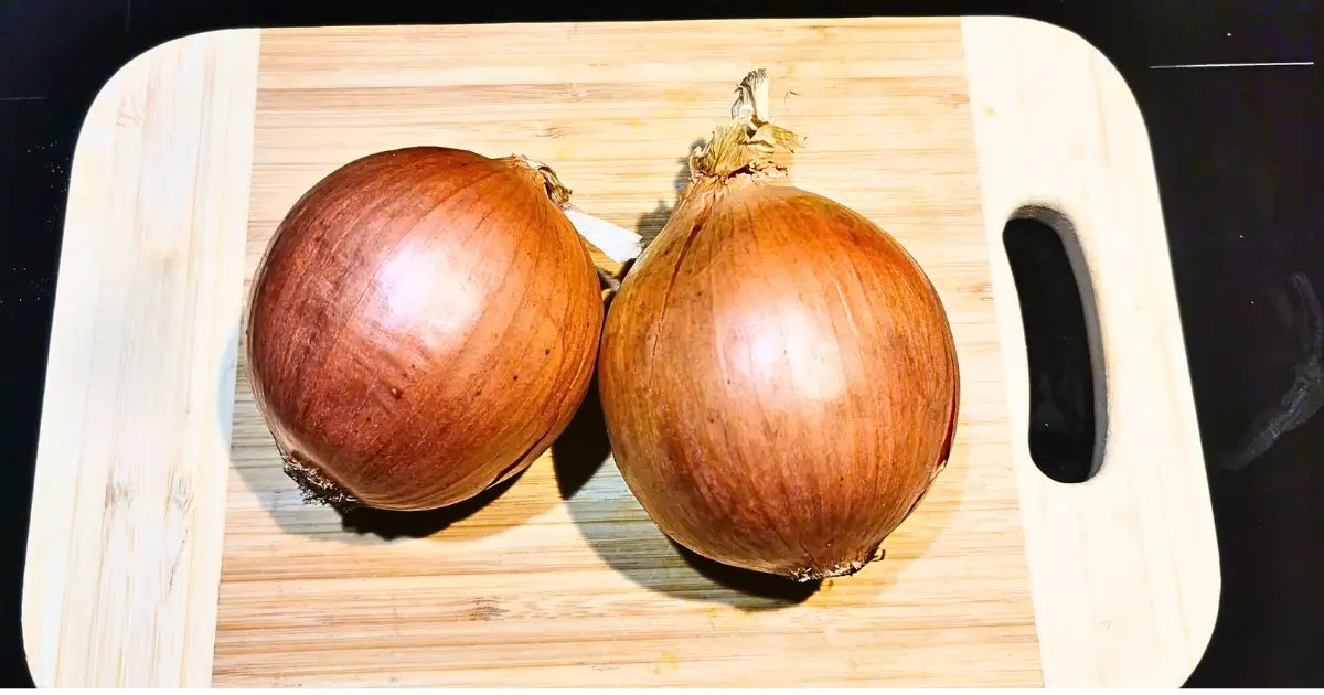 Für die virale Onion Boil brauchst du große Gemüsezwiebeln