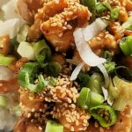 Knuspriges Hähnchen in süß-scharfer Sauce – Sticky Chicken Rezept wie vom asiatischen Streetfood-Stand.