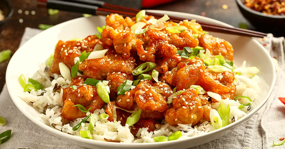 Das asiatische Sweet Chili Sticky Chicken Rezept ist schnell und einfach zubereitet