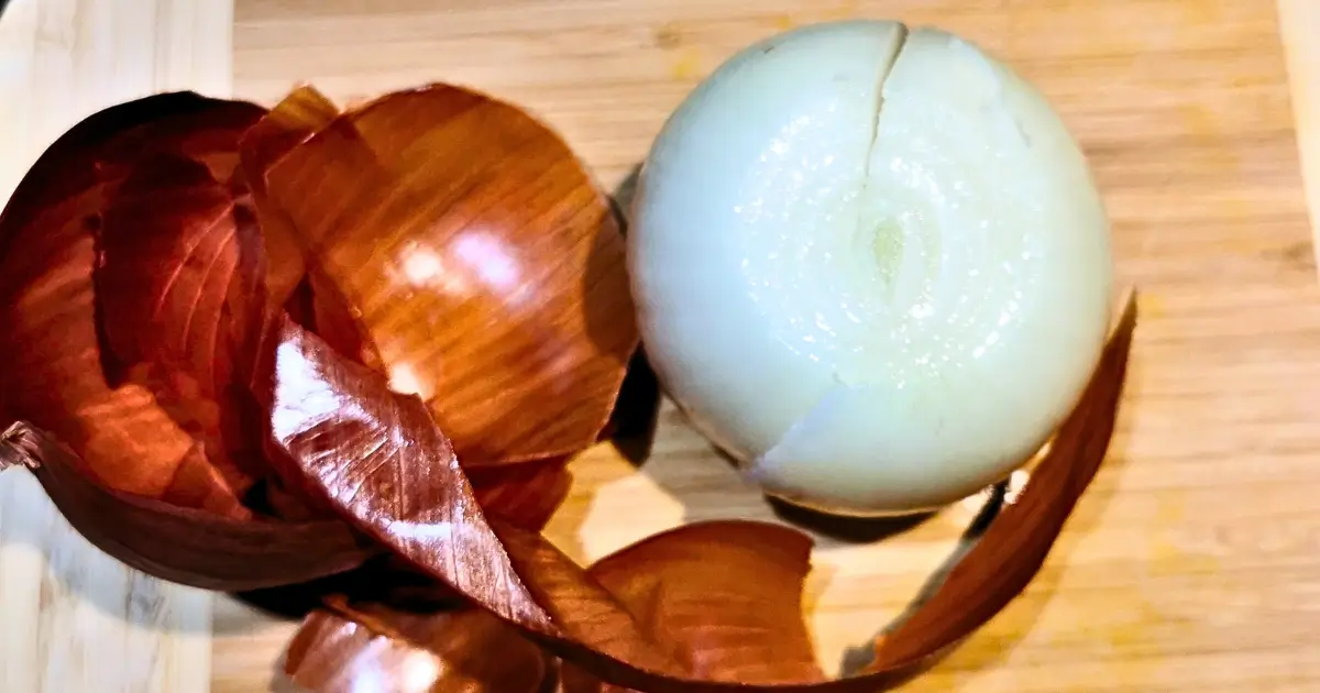 Zwiebelschalen aufheben und weiterverwenden