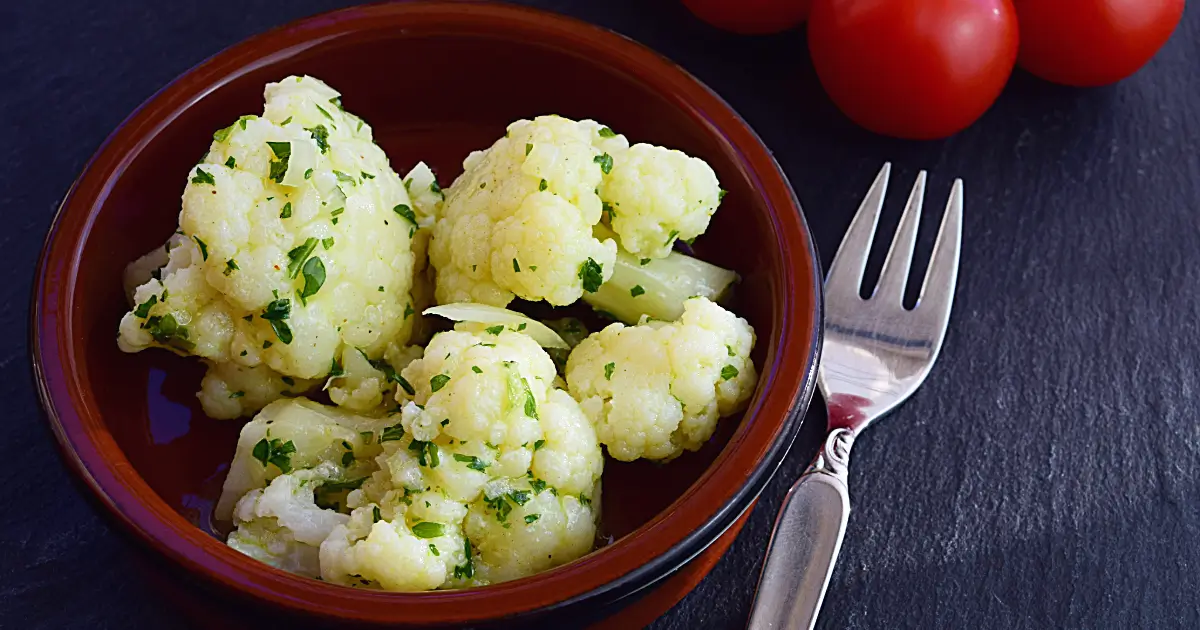 Einfach und schnell: Blumenkohlsalat mit Essig und Öl