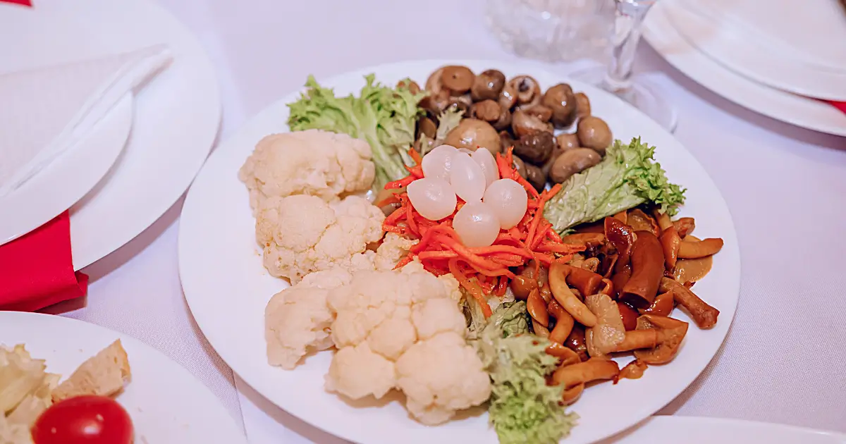 Blumenkohlsalat ist perfekt für die gemischte Salatplatte