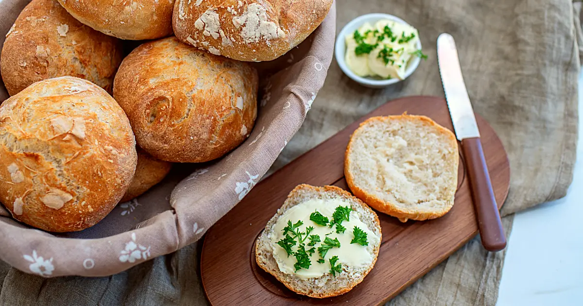 Frische Brötchen zum Frühstück selber backen