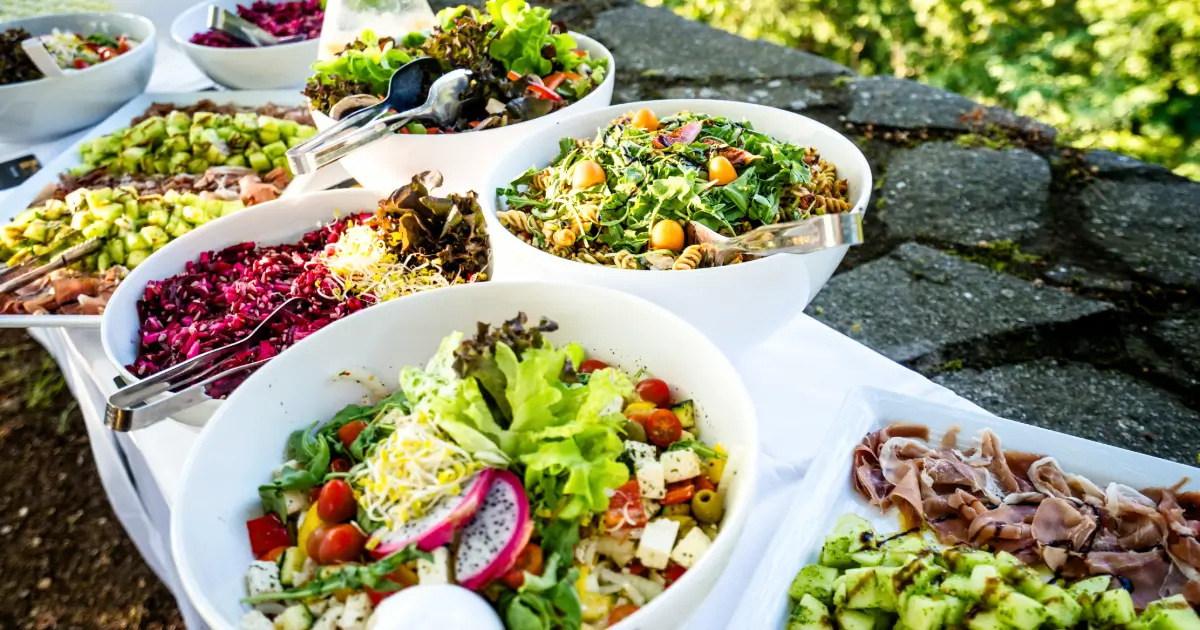 Ohne die geht es nicht: leckere Grillbeilagen wie Salate, Dips und Brot