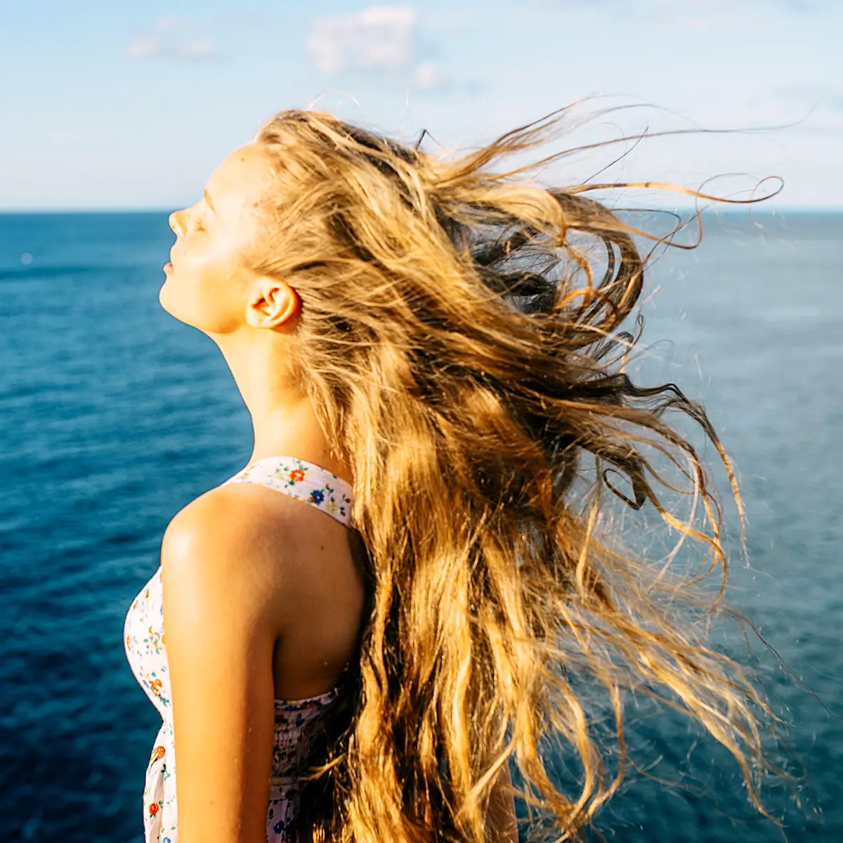 Sonne, Wind und Salzwasser setzen dem Haar zu