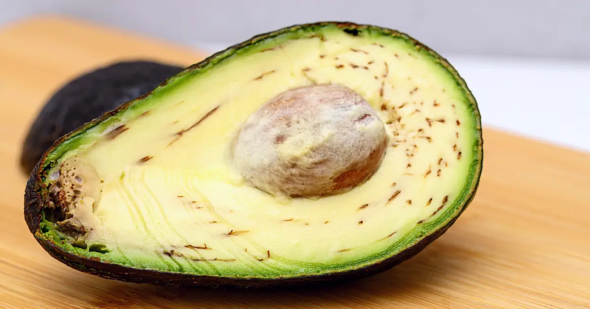 Avocado mit braunen Punkten