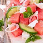 Du willst ein schnelles, leichtes Salatrezept, das nach Urlaub schmeckt? Dann probier diesen Wassermelonen Feta Salat! Die Kombination aus süßer Melone, cremigem Feta, knackiger Gurke und frischer Minze ist einfach unschlagbar. Dieser vegetarische Sommersalat ist ruckzuck gemacht, gesund, farbenfroh und perfekt für Grillabende, Picknicks oder als Mittagessen im Büro. Auch als Grillbeilage kommt er super an!